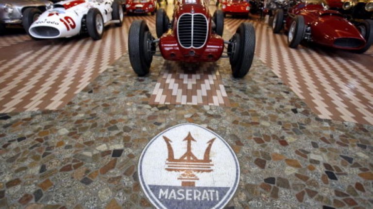 19 март 2007-ма: мозайка с логото на Maserati на входа на автомобилния музей Панини, Модена, Италия