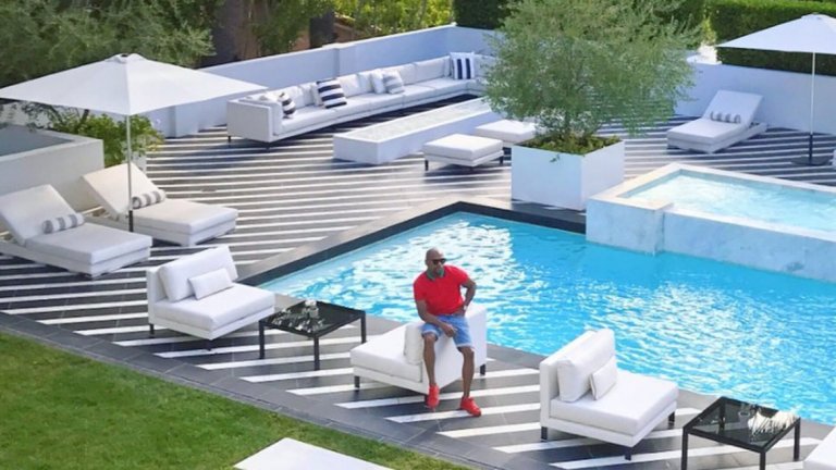 Огромен двор с басейн