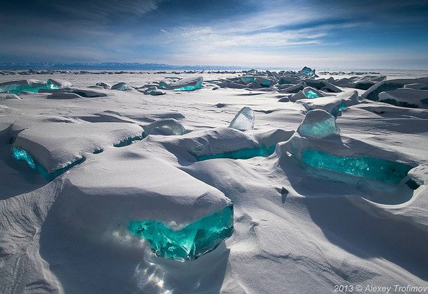 Ледени блокове върху езерото Байкал, Русия