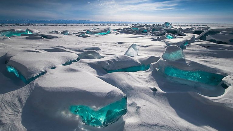 Ледени блокове върху езерото Байкал, Русия
