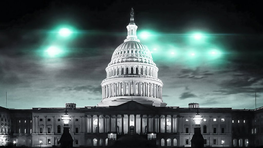 Top Secret UFO Projects Declassified (Netflix) - 3 август
Една поредица за всички онези, които вярват, че истината е... някъде там. Сериалът изследва идеята, че извънземните наистина съществуват сред нас и това се знае от американското правителство, което обаче покрива цялата история от години. Трейлърът на това шоу изобилства от снимкови и видео "доказателства", а това обещава да е истинско забавление за всеки фен на извънземните или на откачените теории за тях.
