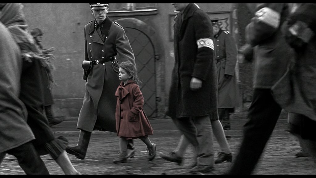 \"Списъкът на Шиндлер\" (Schindler\'s List, 1993)
Всеки филм за Холокоста изследва този период от различна гледна точка. Понякога това е детската (\"Момчето с раираната пижама), комичната (\"Животът е прекрасен), женската (\"Четецът\") или някоя друг