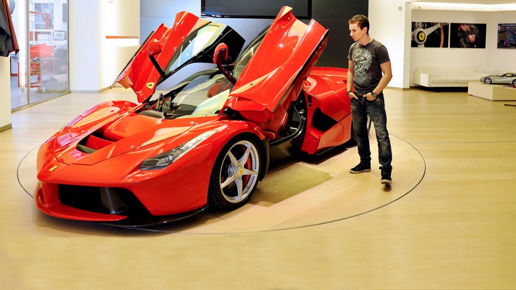 5. 2015 Ferrari LaFerrari
0 - 100 км/ч за 2,5 секунди
Чудесна кола, препоръчваме я! когато конкурентният ни сайт caranddriver.com тества колата, от Ferrari не само искаха да е на конкретна писта, но докараха механици и инженери да \"помагат\" на