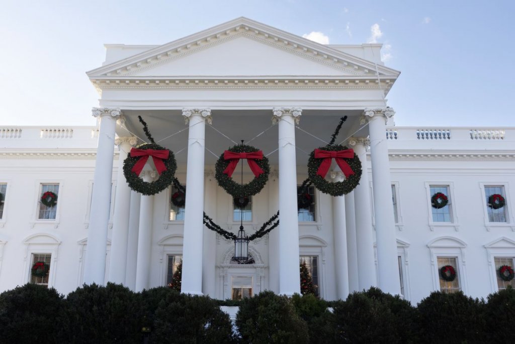 98 коледни елхи в един натруфен кабинет: Как изглежда украсата в Белия дом