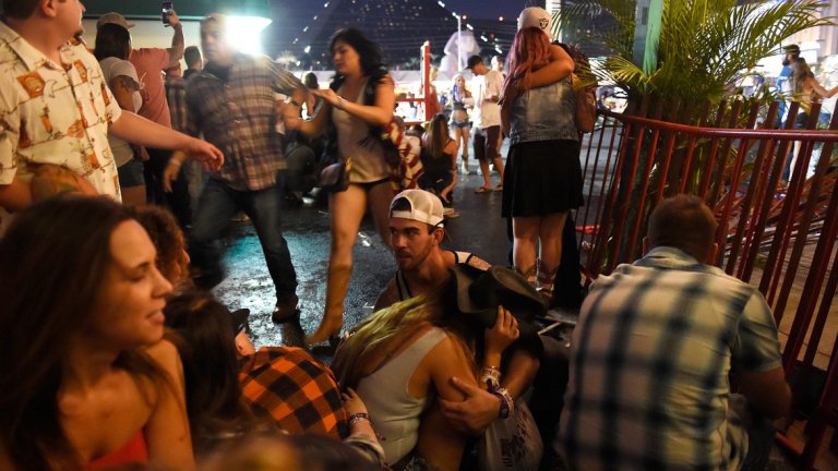 Най-малко 50 убити при стрелба на концерт в Лас Вегас