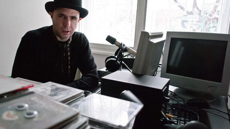 Насо Русков в своето "сутрешно" студио