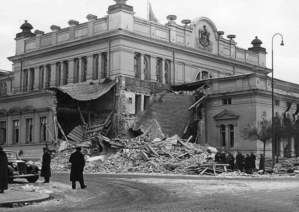 Доброволци от “Въздушна защита” разчистват отломки от разрушената сграда на Народното събрание след англо-американските бомбардировки над София, 9 януари 1944 г. Източник: "Изгубената България"