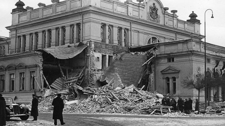 Доброволци от “Въздушна защита” разчистват отломки от разрушената сграда на Народното събрание след англо-американските бомбардировки над София, 9 януари 1944 г. Източник: "Изгубената България"