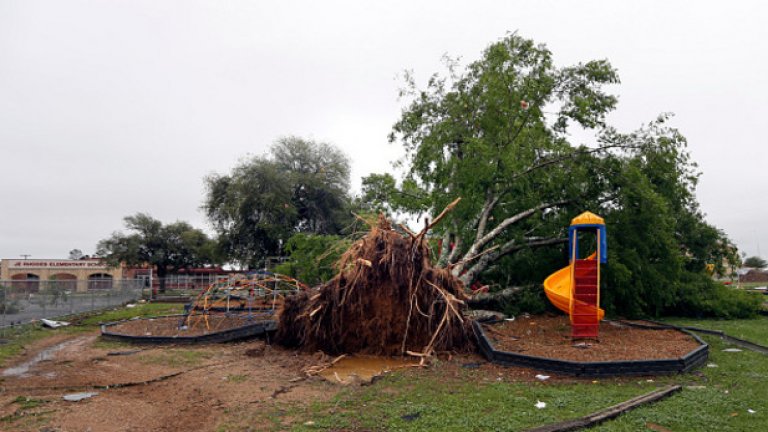 Торнада опустошиха Арканзас и Тексас, убиха петима