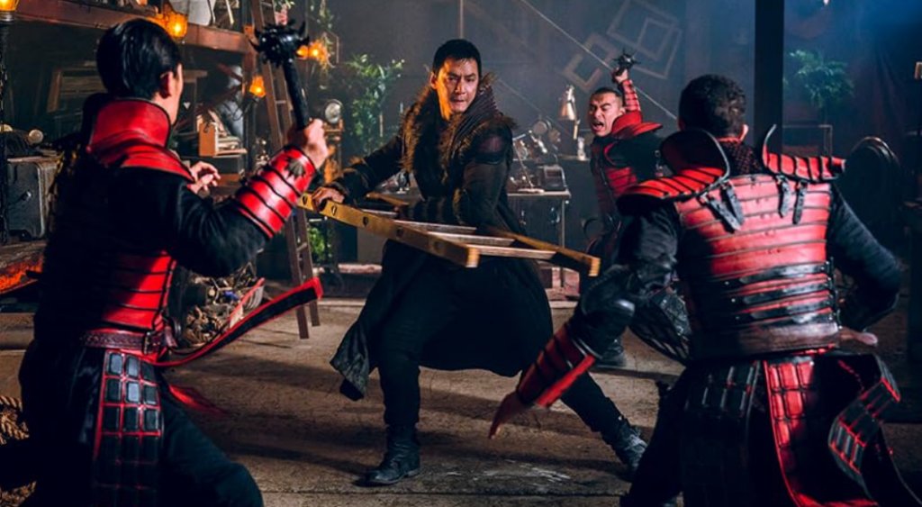 Into The Badlands
Класически бойни изкуства на фона на една постапокалиптична обстановка, която изглежда едновременно като минало и бъдеще. Неслучайно Into The Badlands е харесван. Не само заради оригиналните си идеи и нестандартния сценарии, но и заради своите изключително ефектни екшън сцени.
Единственият проблем на сериала е, че продължава само три сезона. За сметка на това пък последният епизод завършва с  наистина епична битка.