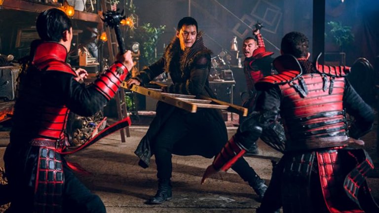 Into The Badlands
Класически бойни изкуства на фона на една постапокалиптична обстановка, която изглежда едновременно като минало и бъдеще. Неслучайно Into The Badlands е харесван. Не само заради оригиналните си идеи и нестандартния сценарии, но и заради своите изключително ефектни екшън сцени.
Единственият проблем на сериала е, че продължава само три сезона. За сметка на това пък последният епизод завършва с  наистина епична битка.