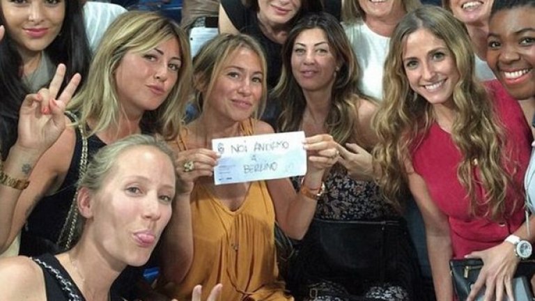 В ложите съпругите и приятелките на играчите бяха готови с надписа/ "Отиваме в Берлин".