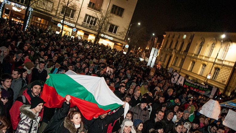 Около 2500 души бяха пред парламента в пиковия момент на протеста