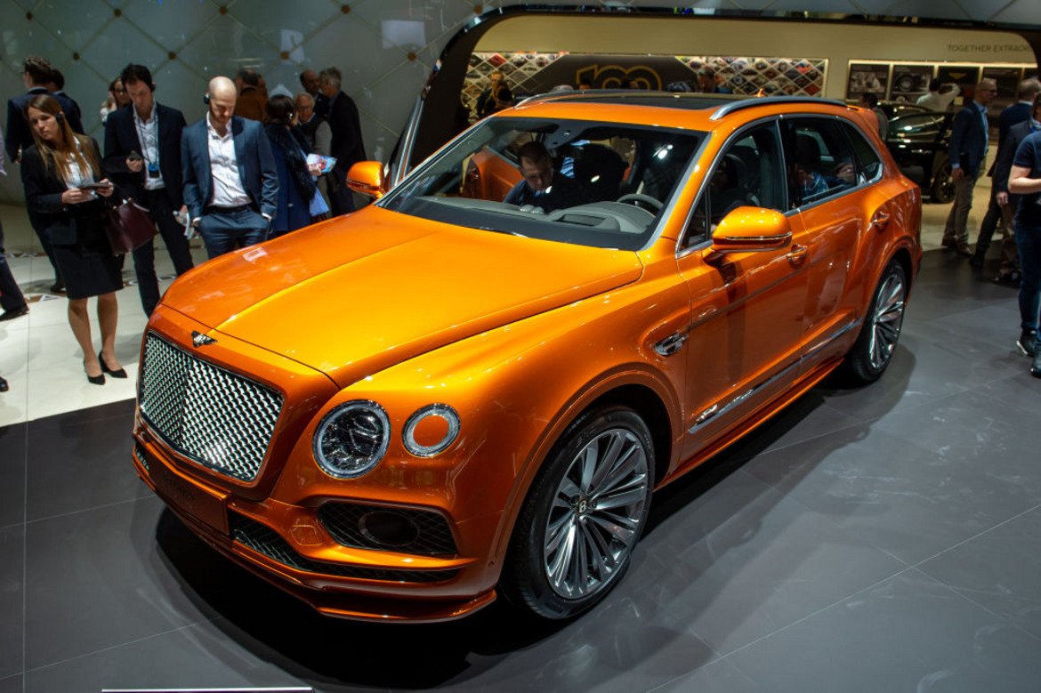  Bentley Bentayga 

Тук ситуацията е подобна с тази на Rolls-Royce Cullian. Bentley правят невероятно луксозни коли, много от които приличат на бижута не четири гуми, но Bentayga не е сред дизайнерските моменти на триумф на марката. 

Моделът е SUV на "скромна" цена от минимум 850 хил. долара, срещу които получавате абсурдно висока предна решетка и издължен силует в цвят ярко оранжев металик. Ако цветът е единственото, което ви смущава – Bentayga се предлага и в комбинация от бордо със сребрист таван.