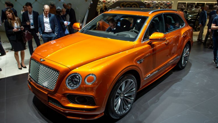  Bentley Bentayga 

Тук ситуацията е подобна с тази на Rolls-Royce Cullian. Bentley правят невероятно луксозни коли, много от които приличат на бижута не четири гуми, но Bentayga не е сред дизайнерските моменти на триумф на марката. 

Моделът е SUV на "скромна" цена от минимум 850 хил. долара, срещу които получавате абсурдно висока предна решетка и издължен силует в цвят ярко оранжев металик. Ако цветът е единственото, което ви смущава – Bentayga се предлага и в комбинация от бордо със сребрист таван.