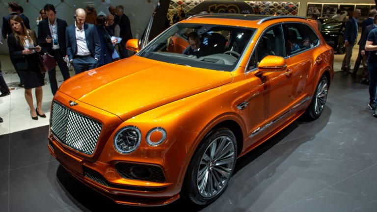 Bentley Bentayga 
Тук ситуацията е подобна с тази на Rolls-Royce Cullian. Bentley правят невероятно луксозни коли, много от които приличат на бижута не четири гуми, но Bentayga не е сред дизайнерските моменти на триумф на марката. 
Моделът е SUV на "скромна" цена от минимум 850 хил. долара, срещу които получавате абсурдно висока предна решетка и издължен силует в цвят ярко оранжев металик. Ако цветът е единственото, което ви смущава – Bentayga се предлага и в комбинация от бордо със сребрист таван.
