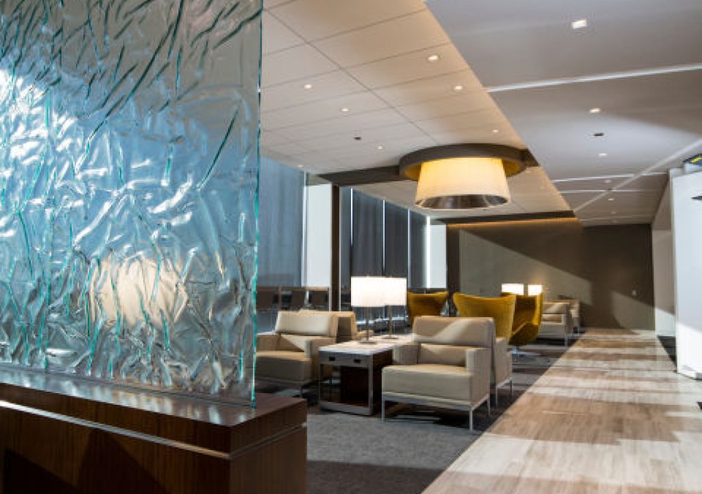 UNITED Club Chicago ORD
 - Добър вариант за туристи на Терминал 2 - прилича на модерен салон в хотел, изпълнен с естествена светлина. Лаунджа предлага и разнообразно интернационално меню.
