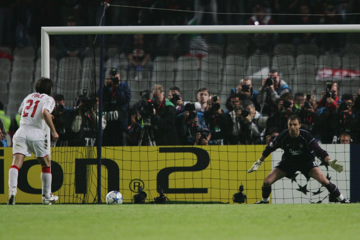 Пропуснатата дузпа на финала на Шампионската лига срещу Ливърпул, 2005 г.

Сред най-ниските точки от кариерата на Пирло. В един от най-великите финали в историята Милан допусна онзи обрат от 3:0 до 3:3 срещу Ливърпул в Истанбул. После при дузпите "росонерите" започнаха ужасно с изстрела на Сержиньо високо над вратата, а Пирло, разсеян от танците на Йежи Дудек на голлинията, също пропусна своята дузпа. Впоследствие Шевченко профука фаталния наказателен удар и трофеят отиде в ръцете на Стивън Джерард и компания.