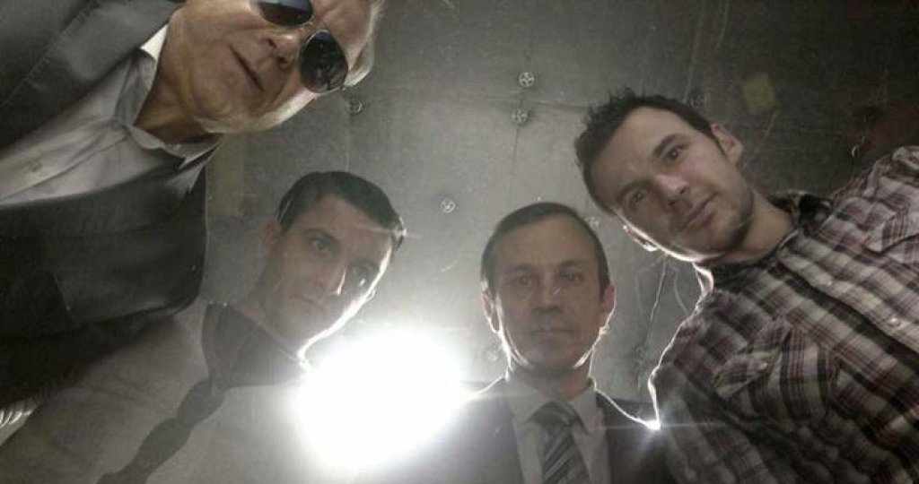 „Под прикритие“
Голямо вълнение се разви на местна почва покрай сериала на БНТ. Наистина, за нашите географски ширини този сериал си беше голяма работа. Реално обаче – нищо особено, плосък гангстерски сюжет и актьор в главната роля, за избора на кого