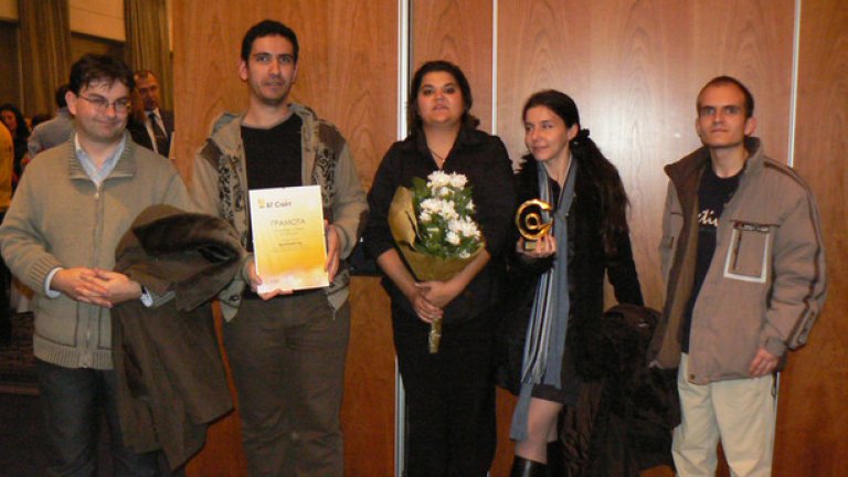 Вася Атанасова (в средата) и други уикипедианци на церемонията, на която Уикипедия получи специалния приз на журито за принос към българското уеб пространство на конкурса „БГ Сайт” през 2009 г.
