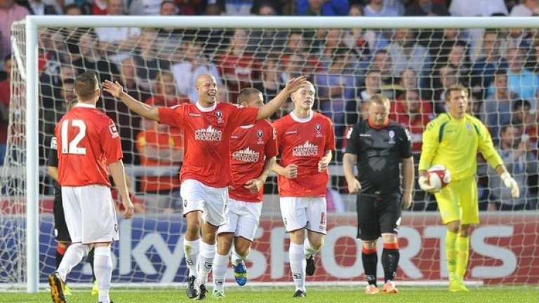 Момчетата от Солфърд може и да не са от професионалния футбол, но очевидно бяха в по-добра кондиция.