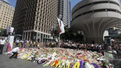Много хора оставиха цветя в памет на жертвите от заложническата драма, която се разигра в кафене в Сидни. Цветя поднесе и австралийският премиер Тони Абът