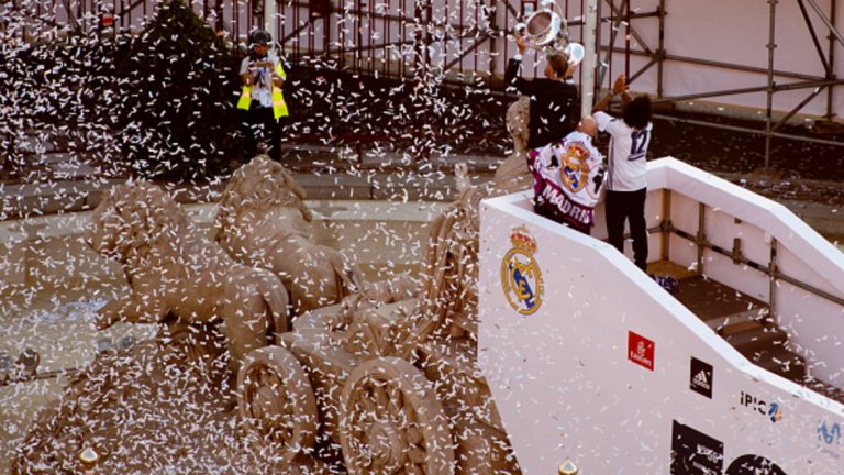 Играчите позираха с трофея на площад Сибелес - един от символите на испанската столица.