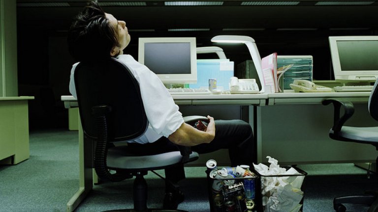 6. Дръжте електрониката далеч от леглото
Гледането на телевизия в леглото или използването на мобилен телефон, може да измами мозъка ви да мисли, че леглото ви е просто още едно място за работа, а не мястото за почивка след дълъг ден.
Изключването на всякакъв вид електроника 20-30 минути преди времето за лягане е сигурен начин да подобрите съня си.