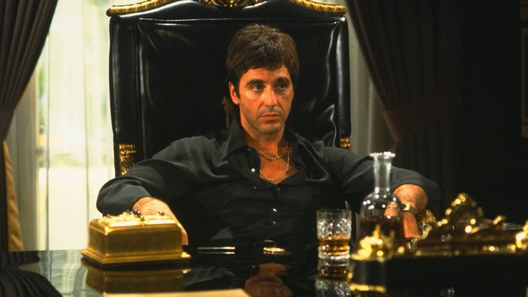 "Белязаният" / Scarface 
Оригиналната версия на "Белязаният" е от 1932-а и е вдъхновена от живота на Ал Капоне, който има белег на едната си буза. Действието се развива по време на Сухия режим, когато гангстерът Тони Камонте (изигран от Пол Муни) бавно превзема контрола над подземния свят на Чикаго. Скоро обаче алчността му взима превес и виждаме какви са последиците.
Втората версия на "Белязаният" с Ал Пачино е по сценарий на Оливър Стоун и следва сходен сюжет, но действието е пренесено в Маями, а героят е кубинец. Нелегалният алкохол е заместен с кокаин. 
И двата филма са добри за времето си, но дистанцията на времето дава на версията от 1983-а далеч повече артистична свобода. Може би заради повечето насилие и нелегални субстанции филмът по сценария на Стоун е далеч по-добро кинематографично преживяване.
