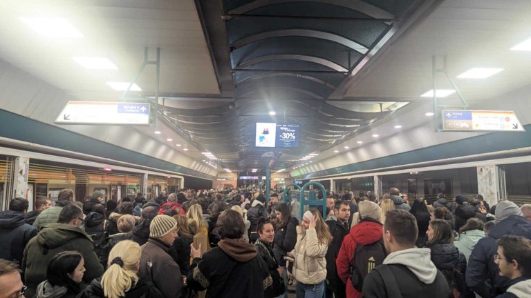 Появяват се редица сигнали за препълнени перони в метростанциите в София.