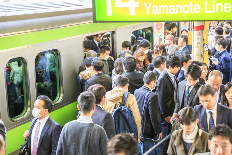 Японското метро е изключително натоварено в пиковите си часове, като блъсканицата се превръща в извинение за някои хора да опипват пътуващите жени.