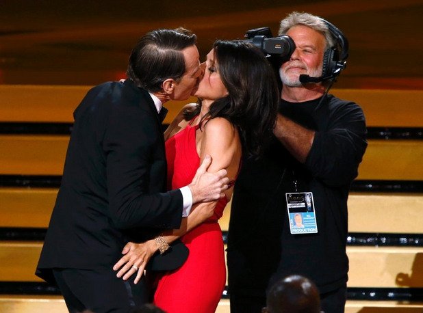 Брайън Кранстън удари изненадваща целувка на колежката си от "Зайнфелд" Джулия Луис-Драйфус по време на награждаването.