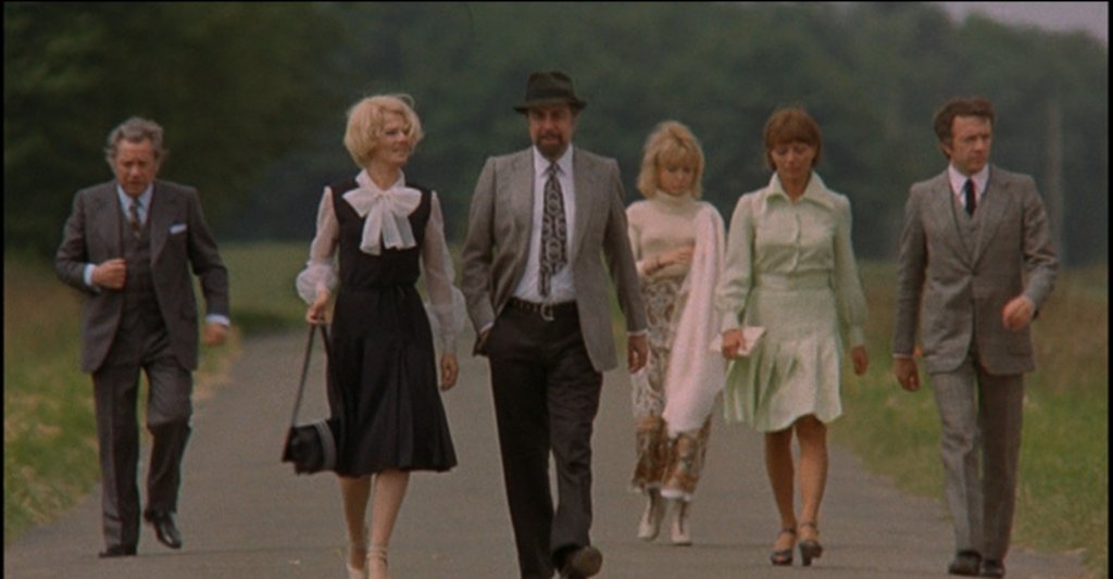 "Дискретният чар на буржоазията"
Номинираната за "Оскар" и "Златен глобус" комедия от 1972 г. пренася зрителите в поредицата от недоразумения за един американски посланик, двама негови приятели и трима наркотрафиканти. Заедно те присъстват на обща вечеря, която завършва с трагичен инцидент, военни маневри, арест и гангстерско нашествие. А точно когато всички решават, че най-лошото е свършило, събитията се повтарят в същия ред.