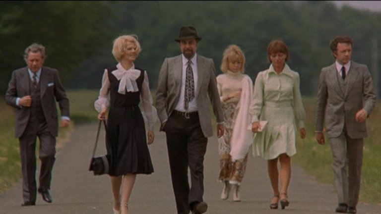 "Дискретният чар на буржоазията"
Номинираната за "Оскар" и "Златен глобус" комедия от 1972 г. пренася зрителите в поредицата от недоразумения за един американски посланик, двама негови приятели и трима наркотрафиканти. Заедно те присъстват на обща вечеря, която завършва с трагичен инцидент, военни маневри, арест и гангстерско нашествие. А точно когато всички решават, че най-лошото е свършило, събитията се повтарят в същия ред.