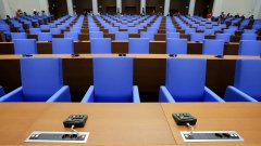 Общо 14 души се оказаха избрани на две места