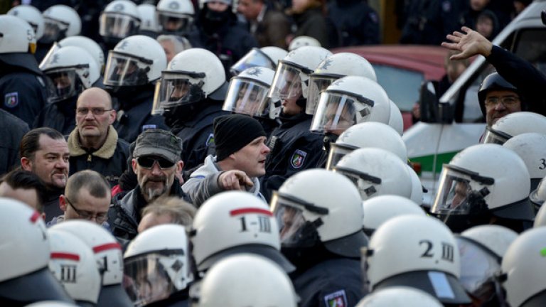 Полицията в Кьолн разпръсна ПЕГИДА с водни оръдия