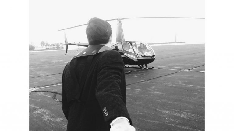 И едно романтично фото от профила на младата американка с азиатски произход Хироми Очи. На път към вертолета...