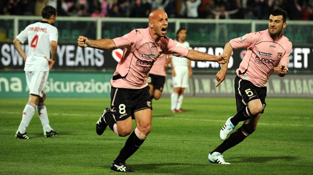 Милачио (в центъра) и Бово (вдясно) отбелязаха двата гола във вратата на "росонерите"
