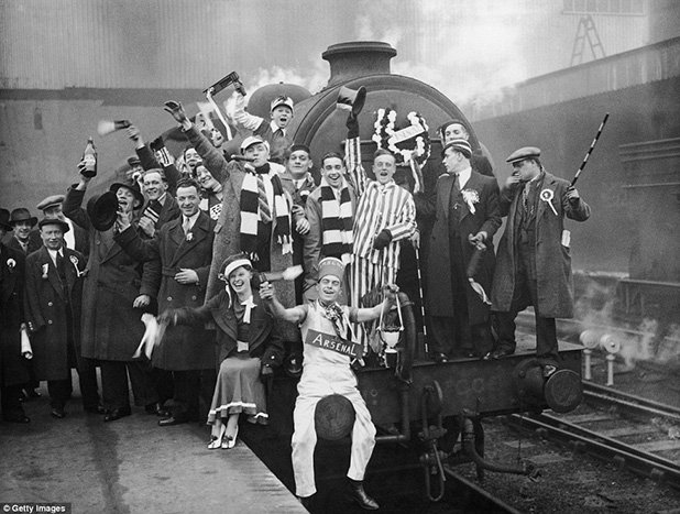 Това се нарича футболен влак! Агитката на Арсенал яхва локомотива, за да подкрепи тима срещу Гримзби на полуфинала за Купата на ФА в Хъдърсфийлд през 1936 г. Колко емоция и добре облечени джентълмени и дами...