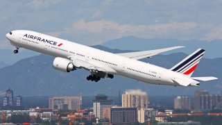 Air_France_Boeing_777-300ER_Zhu-1