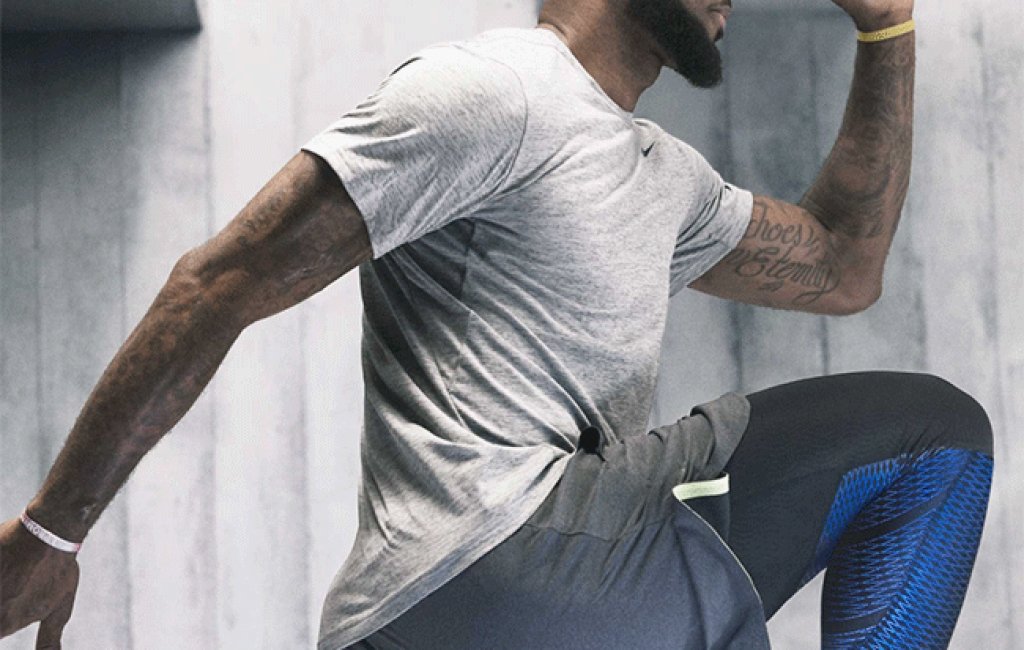 Баскетболистът Леброн Джеймс с NIKE PRO HYPERCOOL MAX
