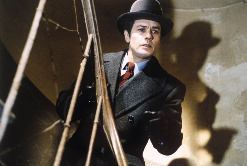 \"Господин Клайн\" (Monsieur Klein, 1976)
70-те са тежък период за Делон - добрите роли са все по-трудни за намиране. \"Господин Клайн\" е изключение. Делон играе артдилър, който успява да натрупа голяма печалба от евреите, които трябва да продадат в