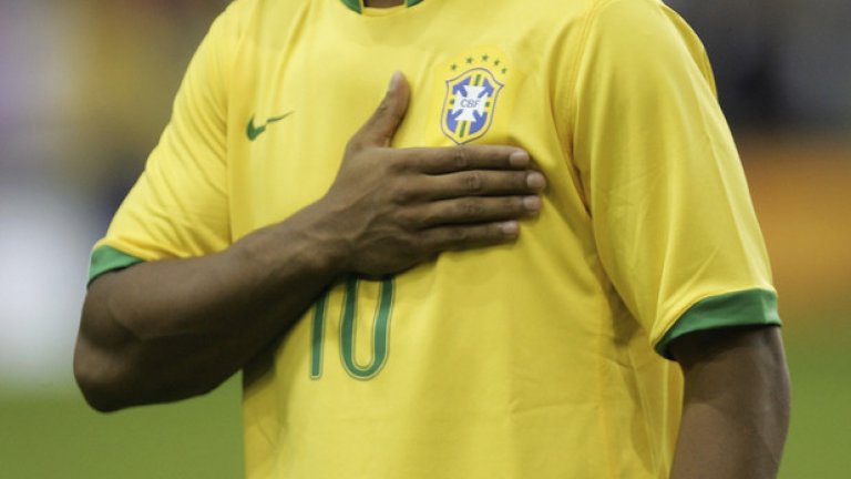 С ръка на сърцето, като всеки бразилец. Няма по-велико нещо за него от златистата фланелка. Не бе извикан на последните два Мондиала, което е срам за футбола.