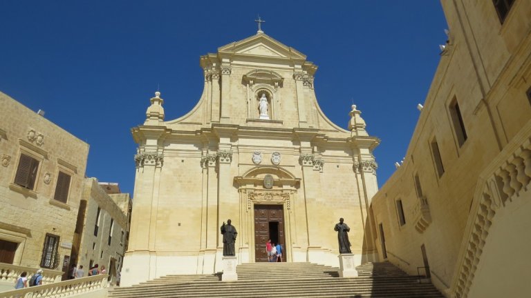 Да прекрачиш в "1001 нощи": Малта, където всичко е толкова наситено синьо