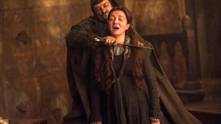 Всички на Червената сватба – Game of Thrones
Колкото и да беше ясно, че Game of Thrones не е за хора със слаби сърца, предпоследният епизод на трети сезон хвърли зрителите в масов потрес. Трима главни герои бяха убити по жесток начин, доста неочаквано и за броени секунди екранно време.
Сякаш на крачка от своя хепиенд, кралицата на Севера Катлийн Старк, синът й, завоевателят Роб, и бременната му съпруга Талиса бяха изклани от свитата на Уолтър Фрей. След прочутата сцена възникнаха спорове дали подобна касапница на трима главни герои наведнъж се е случвала досега в историята на телевизията. Дори и да се е случвала, не е имала този емоционален заряд.