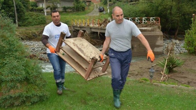 Чистят, рият и ръкостискат