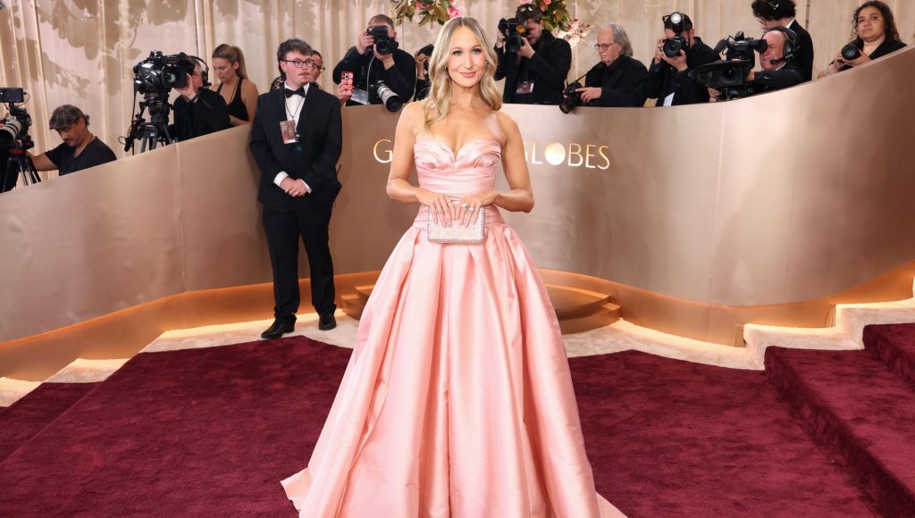 Водещата на церемонията Ники Глейзър облече розова сатенена рокля на американския дизайнер Prabal Gurung.