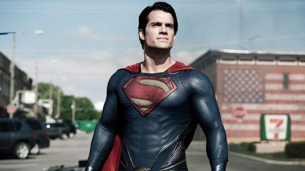 Супермен/Кларк Кент/Кал-Ел (Хенри Кавил)
Героят бойскаут придоби доста по-мрачни окраски с последните филми за него. Присъствието му под някаква форма в "Лигата на справедливостта" е обществена тайна. DC/Warner Bros. се чудеха дали да го вкарват в рекламните материали, с оглед на това, което му се случи в "Батман срещу Супермен". Все пак го видяхме в някои от промо снимките, така че почти сигурно ще го видим на екран.
Още като бебе, извънземният Кал-Ел е изпратен към Земята от родителите си, тъй като родната му планета Криптон е пред гибел. Кал е намерен и отгледан от семейство от Канзас (какво по-американско?) и когато пораства осъзнава, че има свръхчовешка сила. Тъй като е добър по природа, решава да я използва в полза на хората и си избира прозвището Супермен.
Хенри Кавил доста прилично се справя с ролята на персонажа, а и притежава необходимата физика. Въпросът е каква и колко голяма ще бъде ролята му тук, но не искаме да се впускаме в спекулации, които могат да се окажат спойлер.