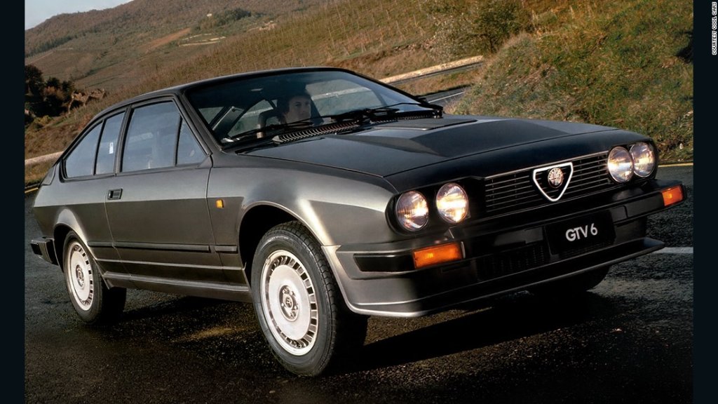 Alfa Romeo GTV6 - Octopussy, 1983. Единственатга италианска кола в списъка. Бонд я открадва от жена и се включва в диво преследване по пътищата на Германия.