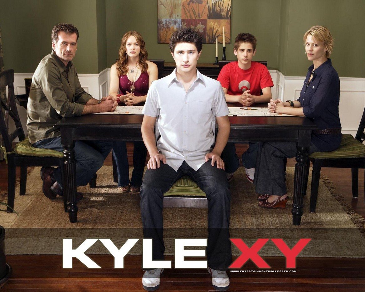 Kyle XY
И докато сме на вълна Scy-Fy за тийнейджъри, Kyle XY е един от най-добрите примери тук. Главният герой е Кайл - момче, което се събужда сред нищото в гората, не знае кой е, не може да говори и няма пъп. Той е прибран от семейството на една социална работничка и скоро се оказва, че освен всичко друго, той може да учи нови неща със скоростта на светлината, усвоявайки език, поп култура, научни постижения, бойни изкуства и какво ли още не само с гледане на телевизия и общуване с другите. Разбира се, в сериала има романтична история със съседското момиче и лоша тайна корпорация, която търси изчезналия Кайл.